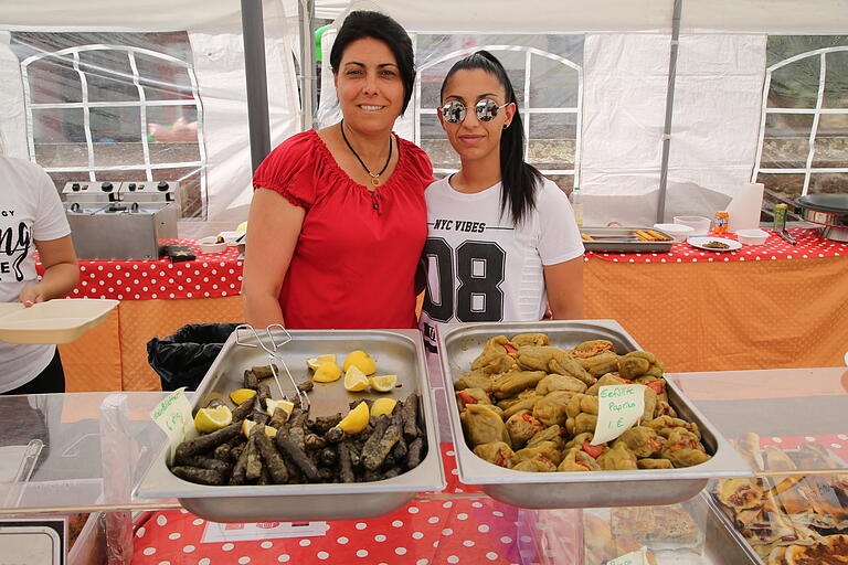 Fatma und Nida priesen ihre selber zubereiteten kulinarischen Spezialitäten an. Fatma und Nida priesen ihre selber zubereiteten kulinarischen Spezialitäten an.