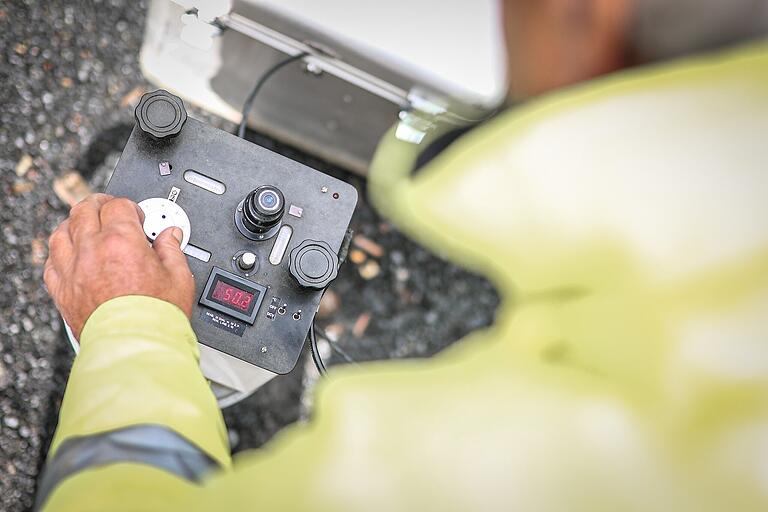 Um Daten aus dem Untergrund zu sammeln, nutzt&nbsp; Jörg Naumann ein Gravimeter.