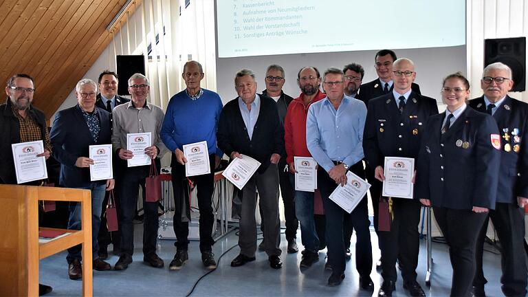 Ehrung langjähriger Vereinsmitglieder: Hans-Werner Lörner (25 J.), Armin Steinmetz (40 J.), Benedikt Peter (Vorsitzender), Otmar Krämer (50 J.), Otmar Herbert (65 J.), Karlheinz Goßler (40 J.), Frank Hausknecht (40 J.), Thomas Stasek (40 J.), Wolfgang Förtig (50 J.), Jürgen Ködel (40 J.), Michael Knauer (Kommandant), Andreas Kraft (25 J.), Caroline Herbert (Schriftführerin) und Willi Herbert (Kassier).