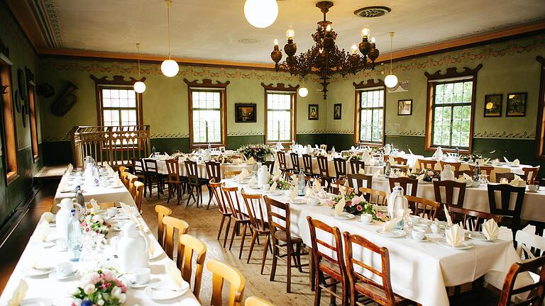 Der große Saal im Gasthof 'Zum Schwarzen Adler' im Fränkischen Freilandmuseum wird auch gern für Familienfeste gebucht.