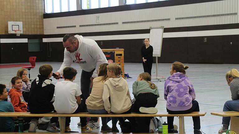 Auf dem Foto: Carsten Stahl an der Werner-von-Siemens-Realschule.