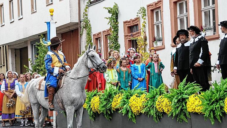 Szene aus dem Münnerstädter Heimatspiel, die sich auch in Königshofen bei der Belagerung der Stadt während des 30-jährigen Krieges so zugetragen haben könnte. Der schwedische Obrist von Rosen (Egon Schmitt) fordert von den Ratsherren die Übergabe der Stadt.