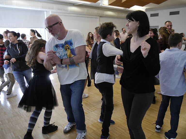 Zum Abschluss des Projekts "Dancing Classrooms" an der Gochsheimer Mittelschule tanzten alle gemeinsam. Zum Abschluss des Projekts "Dancing Classrooms" an der Gochsheimer Mittelschule tanzten alle gemeinsam.