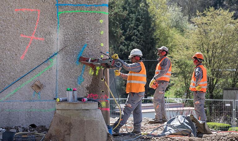 Vorbereitung der Sprengung: Neongelbe Markierungen zeigen, wo in den Pfeiler 7 der A3-Talbrücke Heidingsfeld Löcher für die Sprengschnüre gebohrt werden sollen.