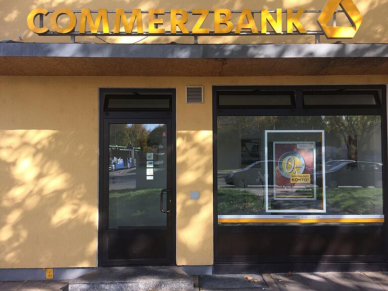 Der nächstgelegene kostenfreie Bankautomat für Kunden der Postbankfiliale Bahnhofsplatz gehört der Commerzbank und befindet sich am Bergl, Berliner Platz 12.