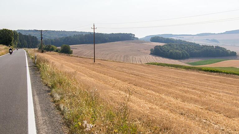 Laut Anfrage der Firma 1A-Solar-Projekt GmbH (Schweinfurt) könnte entlang der Staatsstraße 2434 zwischen Aschenroth und der Hainbuche auf Weyersfelder Gemarkung ein etwa 30 Hektar großer Solarpark entstehen. Der Gemeinderat erteilte der Anfrage jedoch eine deutliche Absage.