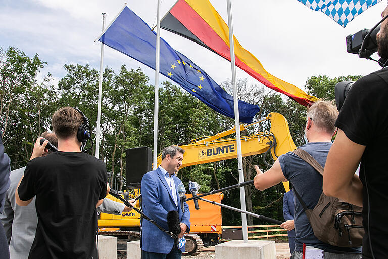 Anfang Juli: Feierlicher Spatenstich zum sechsstreifigen Ausbau zwischen den Autobahnkreuzen Biebelried und Fürth/Erlangen an der Bundesautobahn A 3.