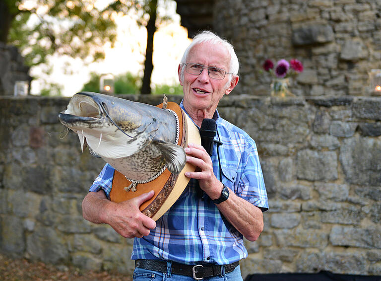 Begeisterter Sagenerzähler: Anschaulich zeigte Rudolf Mauder bei einer Lesung am Galgenturm auf, welch große Fische es im Frickenhäuser See gibt.