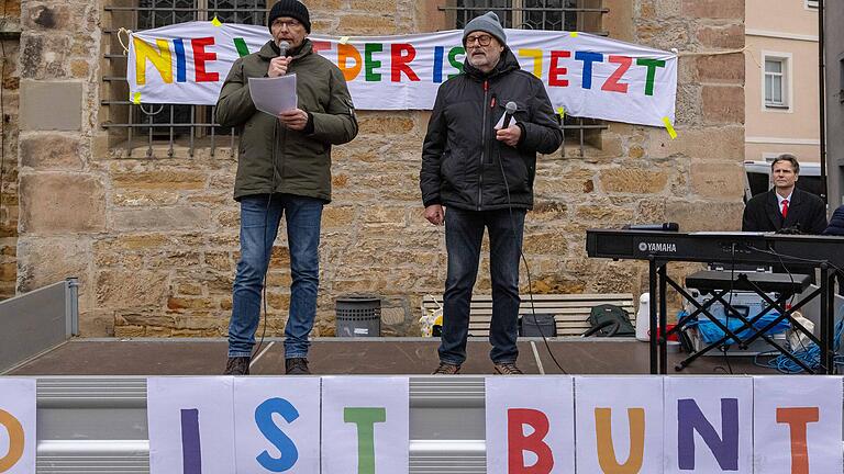 Georg Löhrlein und Herbert Kimmel (von links) hatten die Kundgebung mitorganisiert und sprachen zu den Teilnehmenden.