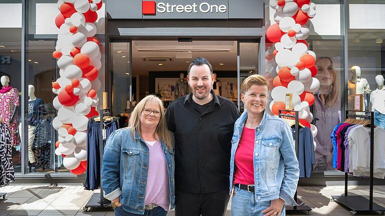 Hat seit dem 11. April wieder geöffnet: das Street One in der Schweinfurter Keßlergasse mit Verkäuferin Sandra Rotsch, Inhaber Stefan Neumann und Mitarbeiterin Sabine Pfeuffer.