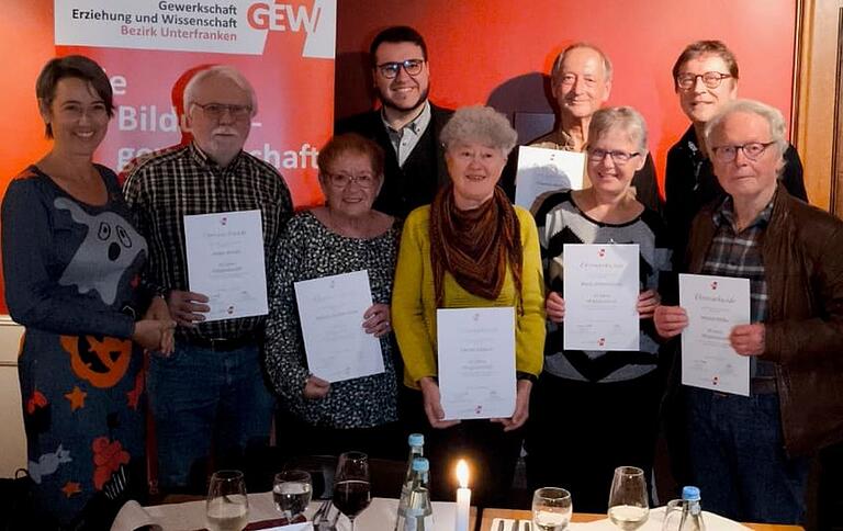 Für langjährige Mitgliedschaft wurden von der Bezirksvorsitzenden Monika Hartl (links) und Dr. Riccardo Altieri  (Mitte) geehrt (v.l.): Volker Brand (40), Marion Schäfer-Blake (50), Christa Grötsch (45), Claudius Stach (30) Maria Zimmermann (35) und Helmut Stühler (40). Jörg Nellen (hinten rechts) wurde als Geschäftsführer verabschiedet.