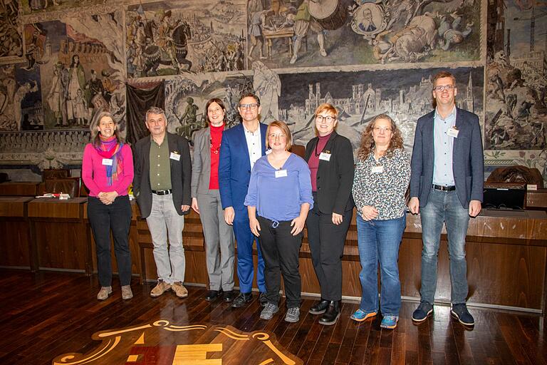 Lieferten interessante Einsichten in die Biotopkartierung (von links): Renate Ullrich, Jürgen Faust, Dr. Kathrin Fischer, Bürgermeister Martin Heilig, Stephanie Möltner, Claudia Balling, Gunhild Kastner-Mackes und Carsten Wunsch. Lieferten interessante Einsichten in die Biotopkartierung (von links): Renate Ullrich, Jürgen Faust, Dr. Kathrin Fischer, Bürgermeister Martin Heilig, Stephanie Möltner, Claudia Balling, Gunhild Kastner-Mackes und Carsten Wunsch.