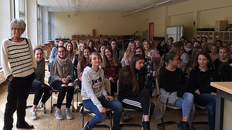 Lesung: Klassische Inhalte neu aufbereitet       -  Die 8. Klassen besuchten mit ihren Deutschlehrerinnen Wanda Girwidz und Kerstin Page die Lesung der renommierten Kinder- und Jugendbuchautorin Mirjam Pressler in der Mittelschule Volkach. Nachdem die Schülerinnen kurz von Karin Richter in die Bedeutung der Werke von Mirjam Pressler eingeführt wurden, trug die Autorin einige Kapitel aus ihrem Werk &bdquo;Nathan und seine Kinder&ldquo; vor. In diesem hat sie die Inhalte von Lessings &bdquo;Nathan der Weise&ldquo; verständlich und unterhaltsam aufgearbeitet.  &bdquo;Vor allem zum Schluss war es wirklich spannend&ldquo;, resümierte Antonia aus der 8a. Am Ende hatten die Mädchen noch einmal die Gelegenheit, der Autorin Fragen zu stellen.