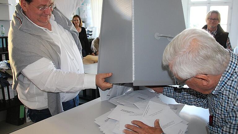 Es durfte ausgezählt werden beim Bürgerentscheid gegen das Baugebiet „Nützelbach II“ am Sonntag, 28. April in Gerolzhofen. Es durfte ausgezählt werden beim Bürgerentscheid gegen das Baugebiet „Nützelbach II“ am Sonntag, 28. April in Gerolzhofen.