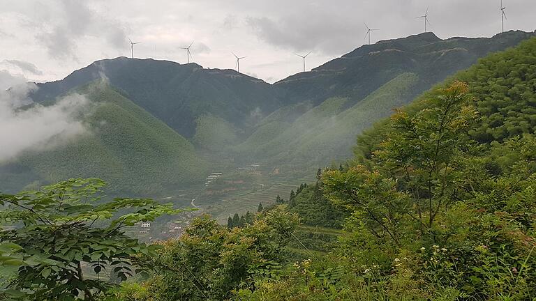 Acht Jahre hat Reiner Gehles in China gelebt und gearbeitet, das Land bereist, war von der Vielfalt beeindruckt. Ein Land zwischen Tradition und Moderne.