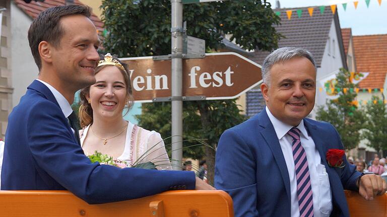 Einträchtig haben Landrat Florian Töpper (SPD, links) und sein CSU-Herausforderer Lothar Zachmann (rechts) im August 2019 das Weinfest in Dingolshausen genossen (Mitte: Weinprinzessin Larissa Eichner). So harmonisch dürfte es am Donnerstag, 16. Januar, auf der Bühne der Grafenrheinfelder Kulturhalle nicht zugehen: Dort treffen beide Landratskandidaten bei einer Podiumsdiskussion aufeinander.