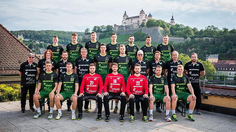 'Um diese Herausforderung zu meistern, müssen wir alle zusammenstehen“, sagt Roland Sauer, Geschäftsführer des Handball-Zweitligisten DJK Rimpar Wölfe (Mitte, Vierter von rechts), über die Corona-Krise.&nbsp;