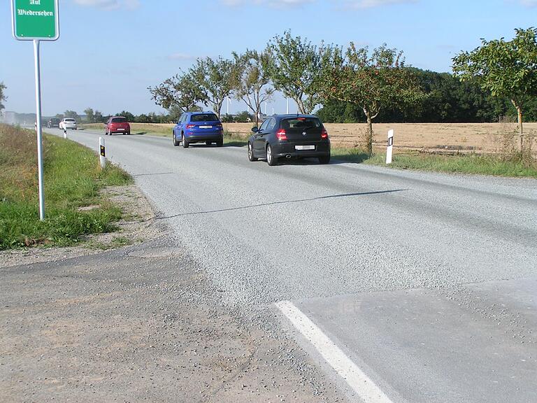 Auch ein Teil der B 13-Umleitung: Von der Landkreisgrenze Kitzingen bis Kaltensondheim müssen die Autokolonnen mit Tempo 30 über die Rollsplitt-Piste der Kreisstraße KT 4 rumpeln. Auch ein Teil der B 13-Umleitung: Von der Landkreisgrenze Kitzingen bis Kaltensondheim müssen die Autokolonnen mit Tempo 30 über die Rollsplitt-Piste der Kreisstraße KT 4 rumpeln.