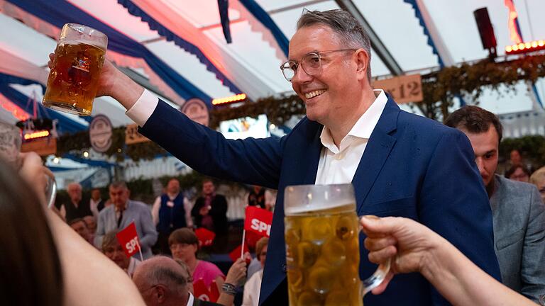 Politischer Frühschoppen auf dem Volksfest Gillamoos       -  Der rheinland-pfälzische Ministerpräsident Alexander Schweitzer bei seiner Rede am Politischen Gillamoos.