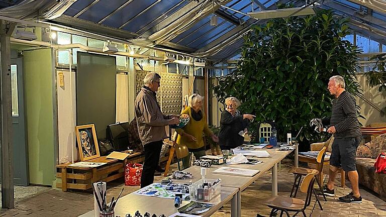 Arbeiten im Atelier im Gewächshaus.