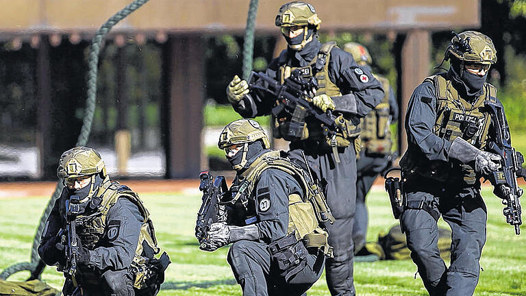 40 Jahre im Kampf gegen Terror: Beamte der Spezialeinheit GSG 9 der Bundespolizei bei einer Übung vor dem früheren Kanzleramt in Bonn.