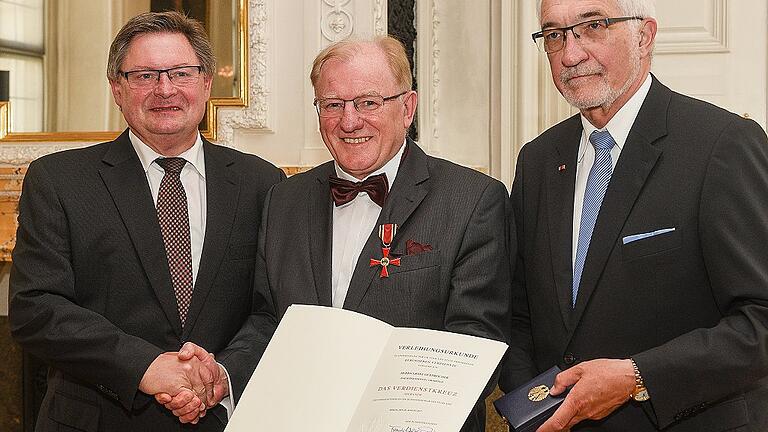 Mit dem Verdienstkreuz am Bande wurde Ernst Oestereicher aus Bad Königshofen von Staatssekretär Gerhard Eck (links) und Regierungspräsident Paul Beinhofer (rechts) ausgezeichnet.