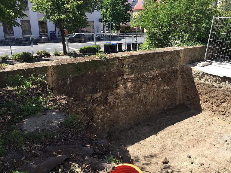 Von der Innenseite der Stadtmauer ist bereits das Erdreich abgebaggert. Hier wird die Tiefgaragen-Zufahrt gebaut.