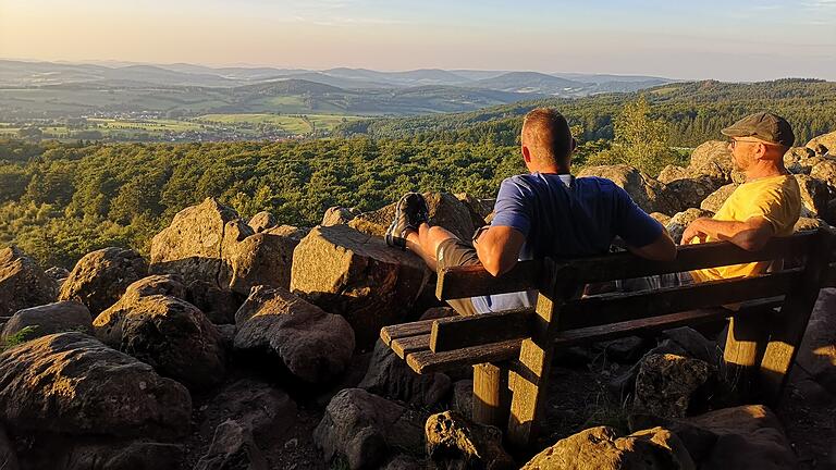 Spektakuläre Aussichten auf die traditionsreichen Huten der Gemeinde Ehrenberg in der hessischen Rhön – wie hier vom Schafstein – stehen im Mittelpunkt der neuen Extratour 'Der Ehrenberger'.