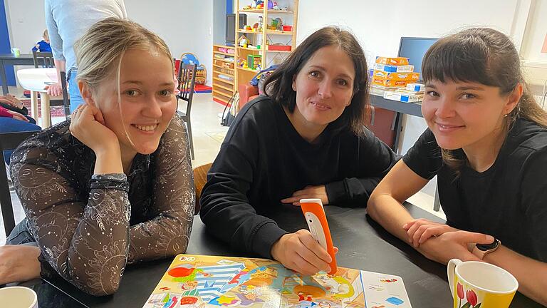 Eigenständig können die Frauen des Projekts „Lebenswirklichkeit in Bayern“ des Sozialdienst katholischer Frauen e.V. Schweinfurt mithilfe des Tiptoi-Stifts die Bücher erkunden und ihre Vokabular erweitern. Eigenständig können die Frauen des Projekts „Lebenswirklichkeit in Bayern“ des Sozialdienst katholischer Frauen e.V. Schweinfurt mithilfe des Tiptoi-Stifts die Bücher erkunden und ihre Vokabular erweitern.