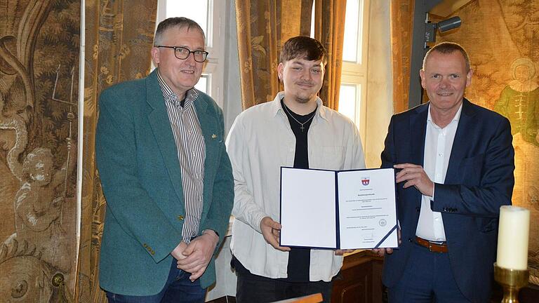 Daniel Klöß (Mitte) wurde vom Stadtrat der Stadt Marktheidenfeld zum Standesbeamten bestellt. Glückwünsche gab es von Bürgermeister Thomas Stamm (rechts) und Standesamtsleiter Christian Brand.