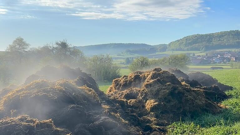 Dampfende Misthaufen bei Geusfeld: Marco Depner hatte bei seinem Ultralauf am vergangenen Wochenende Glück mit dem Wetter. Dampfende Misthaufen bei Geusfeld: Marco Depner hatte bei seinem Ultralauf am vergangenen Wochenende Glück mit dem Wetter.