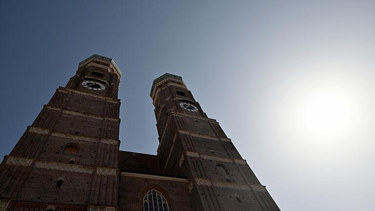 Türme des Münchner Doms       -  Weniger Kirchensteuer für das Erzbistum München