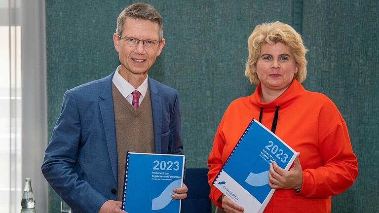 Wollen gemeinsam mit der Verwaltung und dem Stadtrat das strukturelle Defizit im Haushalt der Stadt Schweinfurt beseitigen: Oberbürgermeister Sebastian Remelé und Finanzreferentin Anna Barbara Keck. Das Bild entstand vor der Haushaltsberatung für das Jahr 2023. Wollen gemeinsam mit der Verwaltung und dem Stadtrat das strukturelle Defizit im Haushalt der Stadt Schweinfurt beseitigen: Oberbürgermeister Sebastian Remelé und Finanzreferentin Anna Barbara Keck. Das Bild entstand vor der Haushaltsberatung für das Jahr 2023.