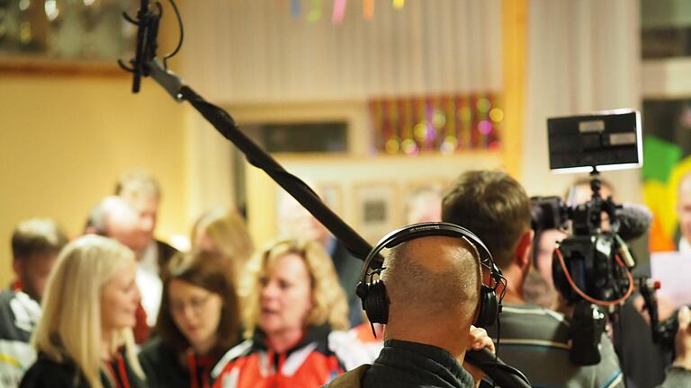 Beim Besuch des Bayerischen Fernsehens durften die Fans der Kissinger Wölfe diskutieren - und singen. Foto: Jürgen Schmitt       -  Beim Besuch des Bayerischen Fernsehens durften die Fans der Kissinger Wölfe diskutieren - und singen. Foto: Jürgen Schmitt