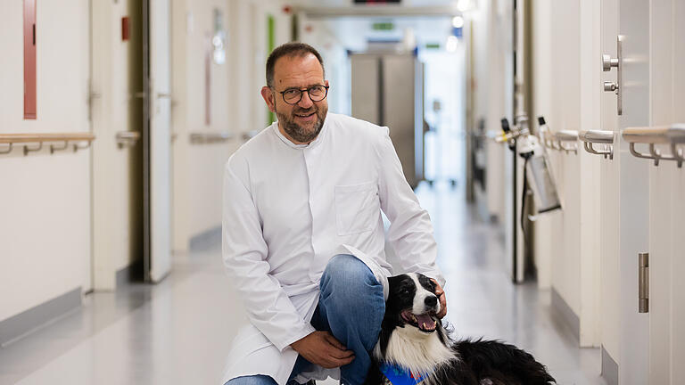 Geriatrie-Therapiehund am Berliner Sana Klinikum Lichtenberg.jpeg       -  Hunde erfreuen viele Menschen und werden deshalb auch in der Therapie eingesetzt, wie hier Therapiehund Lewis-Oskar in der Geriatrie am Berliner Sana-Klinikum Lichtenberg, hier zusammen mit Chefarzt Eric Hilf.