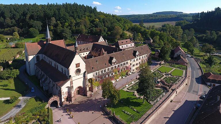 Kloster Bronnbach aus der Vogelperspektive: Die ehemalige Zisterzienserabtei erhält die Auszeichnung „Europäisches Kulturerbesiegel“.