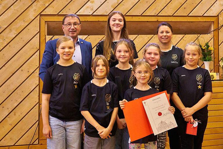Bürgermeister Friedel Heckenlauer (hinten links) beglückwünschte die Korbballerinnen U 9 des HSV Birnfeld zum Titelgewinn: (von links) Amelie Reß, Sina Kriebel, Co-Trainerin Maren Heusinger, Lotta Filler, Greta Spies, Alina Funk, Trainerin Eva Brückner und Felina Göricke. Bürgermeister Friedel Heckenlauer (hinten links) beglückwünschte die Korbballerinnen U 9 des HSV Birnfeld zum Titelgewinn: (von links) Amelie Reß, Sina Kriebel, Co-Trainerin Maren Heusinger, Lotta Filler, Greta Spies, Alina Funk, Trainerin Eva Brückner und Felina Göricke.
