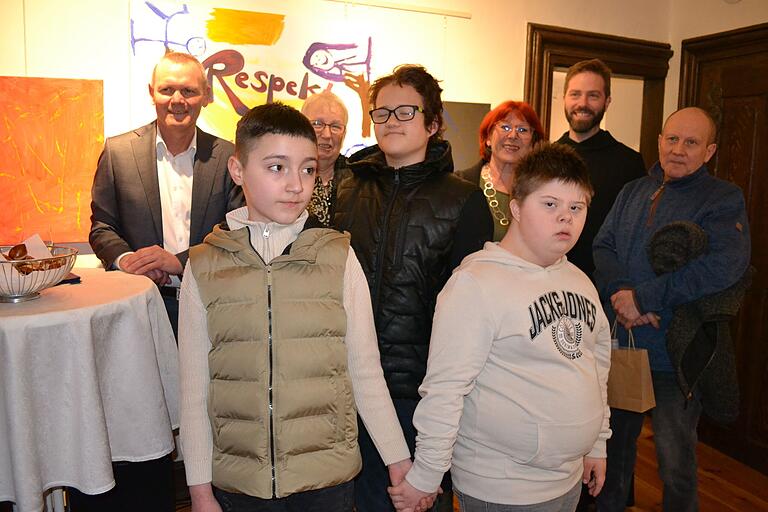 (Hinten von links): Bürgermeister Thomas Stamm und die Künstler Juditha Grundhoff, Bärbel Auer, Bruder Stephan Oppermann und Peter Wittstatt mit (vorne) drei der neun Schülerinnen und Schüler, Jonas, David und Niklas.