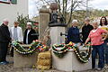 Die Frauen vom Heimat- und Wanderverein Aschach stehen vor dem geschmückten Osterbrunnen       -  Die Frauen vom Heimat- und Wanderverein Aschach stehen vor dem geschmückten Osterbrunnen