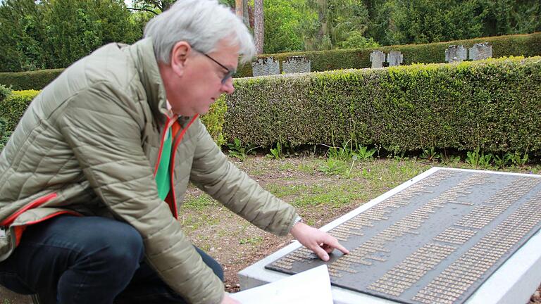 Franz-Peter Potratzki gleicht Namen auf den neuen Tafeln im Parkfriedhof von Bad Kissingen ab. Foto: Johannes Schlereth       -  Franz-Peter Potratzki gleicht Namen auf den neuen Tafeln im Parkfriedhof von Bad Kissingen ab. Foto: Johannes Schlereth