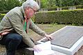 Franz-Peter Potratzki gleicht Namen auf den neuen Tafeln im Parkfriedhof von Bad Kissingen ab. Foto: Johannes Schlereth       -  Franz-Peter Potratzki gleicht Namen auf den neuen Tafeln im Parkfriedhof von Bad Kissingen ab. Foto: Johannes Schlereth