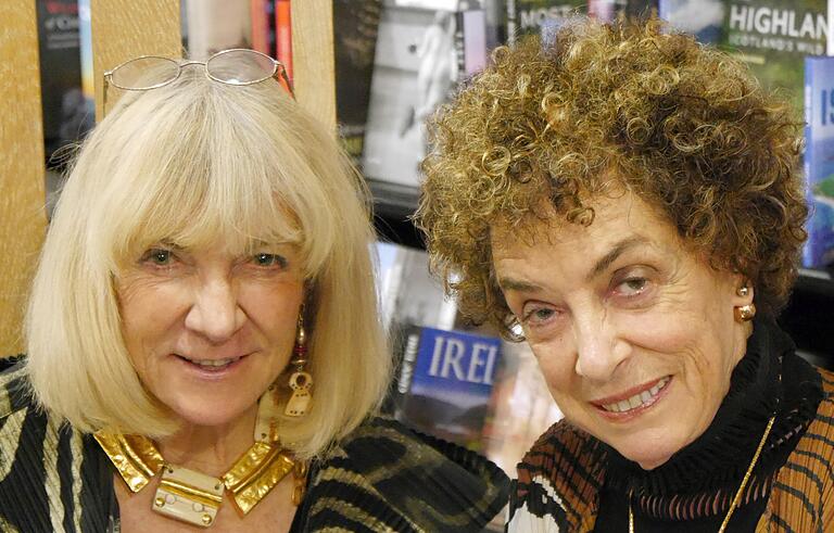 Angela Fisher and Carol Beckwith bei der Vorstellung ihres neuen zweibändigen Buches 'African Twilight' in London im November 2018.