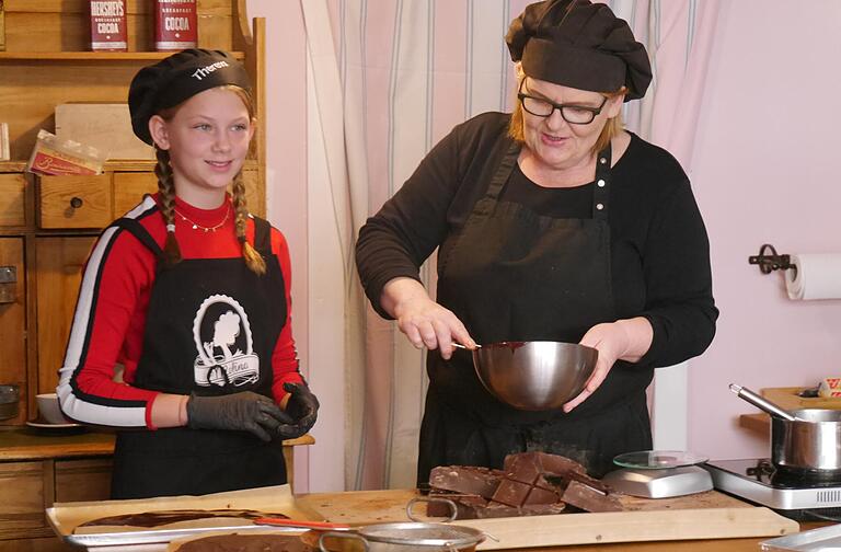 Theresa half Chocolatiere Linda Gahn-Becker bei einer wirklich edlen Schokolade.