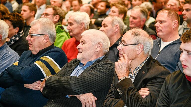 Über 400 Landwirte kamen zur Diskussion mit Politikern in die Höllberghalle nach Kürnach. Die Vereinigung 'Land schafft Verbindung' hatte zu der Veranstaltung eingeladen.