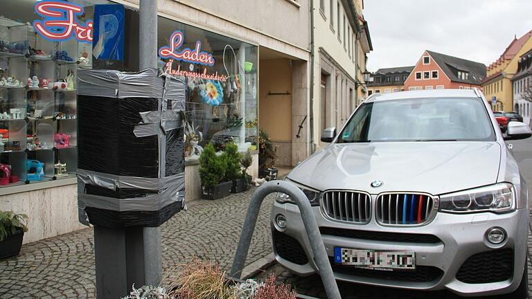 Die Stadt möchte den seit Jahren außer Betrieb gesetzten Parkscheinautomaten in der Rügshöfer Straße in Gerolzhofen abbauen lassen.