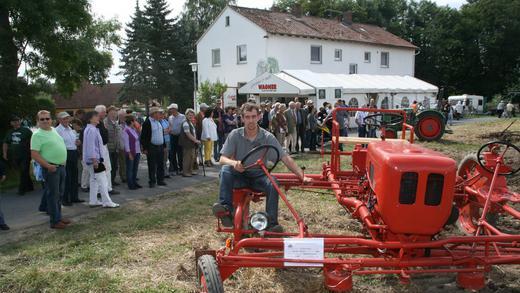 Kreisheimattag       -  Großer Andrang herrschte am Sonntag im kleinen 300-Einwohner-Dorf Feuerbach. Der Ort hatte sich mächtig herausgeputzt zum Kreisheimattag. Es gab ja einiges zu präsentieren, schließlich hat auch die Dorferneuerung, die nach ihrem Beginn im Jahr 1998 nun dort abgeschlossen wurde, für einige Verschönerungen gesorgt.
