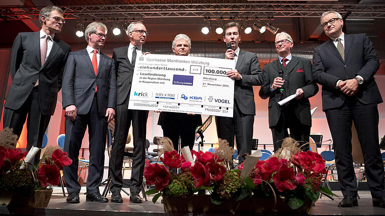 10. Benefizkonzert im VCC - 10. Benefizkonzert der Würzburger Druck- und Medienhäuser: 100.000 Euro sind der Erlös, Oberbürgermeister Christian Schuchardt nahm die Spende für Projekte zur Leseförderung entgegen. 850 Konzertbesucher im VCC applaudierten. 10. Benefizkonzert im VCC - 10. Benefizkonzert der Würzburger Druck- und Medienhäuser: 100.000 Euro sind der Erlös, Oberbürgermeister Christian Schuchardt nahm die Spende für Projekte zur Leseförderung entgegen. 850 Konzertbesucher im VCC applaudierten.