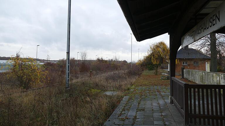 Der Bahnsteig vor dem Bahnhof Etwashausen: Die Bahntrasse ist nun zum Kauf ausgeschrieben, der Bahnhof samt Güterhalle werden später separat angeboten. Der Bahnsteig vor dem Bahnhof Etwashausen: Die Bahntrasse ist nun zum Kauf ausgeschrieben, der Bahnhof samt Güterhalle werden später separat angeboten.