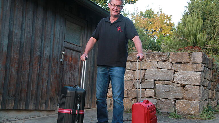 Andreas Schneider symbolisiert den Ausstoß durch Reisen. Andreas Schneider symbolisiert den Ausstoß durch Reisen.