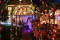 Es ist ein amerikanisches 'Weihnachtswunderland', das jedes Jahr in Veitshöchheim (Lkr. Würzburg) entsteht. Das Bild zeigt die Entstehungsphase - die Hälfte der Beleuchtung fehlt noch.&nbsp;
